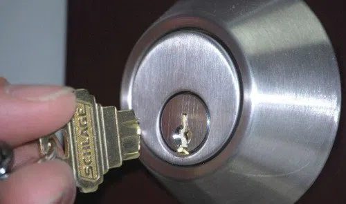 Royal Locksmith Store Auburn Hills, MI 248-256-5290 - key-broke-in-lock